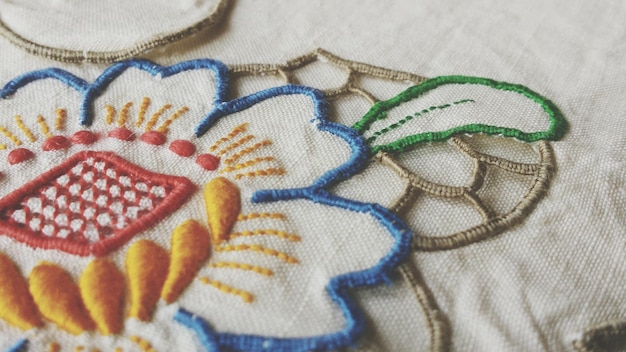 Kolorowy haft na lnianej tkaninie